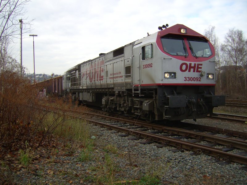 Red Tiger 330092 der Osthannoverschen Eisenbahn AG OHE wartet am 16.11.2007 mit einem Holzzug in Arnsberg.