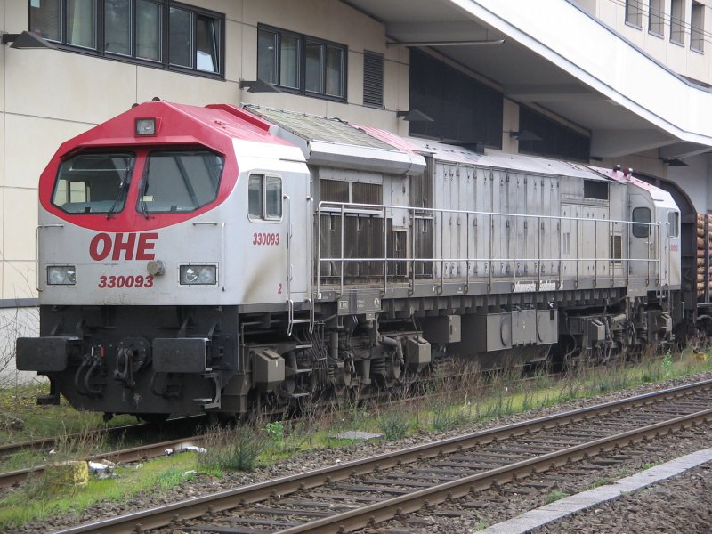 Red Tiger 330093 der OHE am 31.03.2007 mit einem Holzzug im Bahnhof Siegen