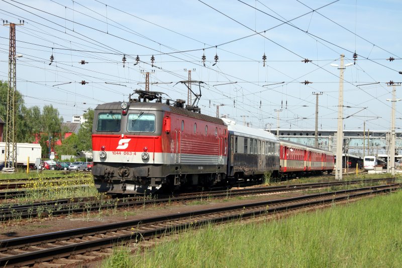 Regelbespannung am Erlebniszug Donau ist die BR 1044. Am 21. April 2007 war es die 1044 063 - aufgenommen bei der Ausfahrt aus dem Bahnhof Wels.