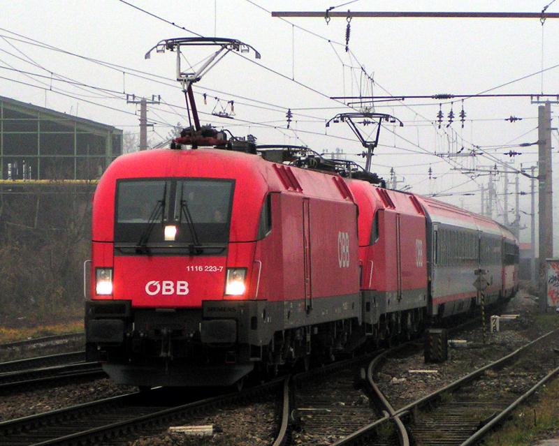 Regelm��ige Tandembespannung beim EC 656 von Graz nach Wien. Am 5.12.04 an der Spitze des EC's die noch junge 1116 223-7