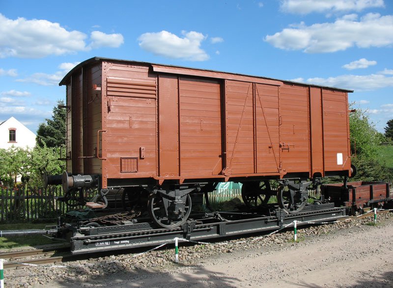 Regelspur-Güterwagen französiche Bauart, Bj. um 1910 auf DR Rollwagen, Bj. 1920 - 30.04.2007 am ehemaligen Hp Wilsdruff
