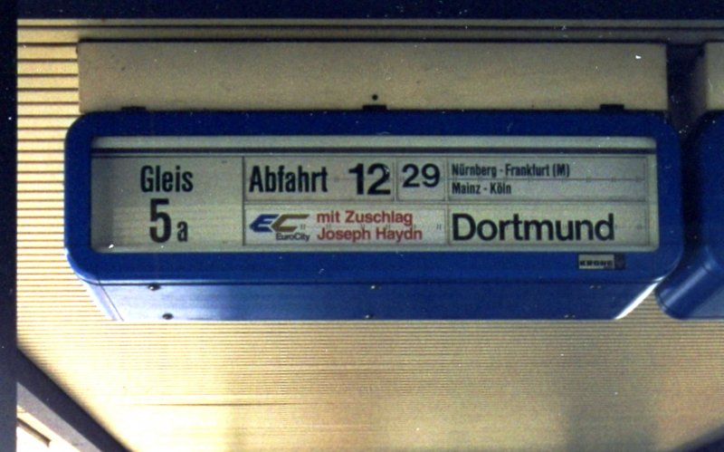 REGENSBURG, 29.08.1999, Zugzielanzeiger in Regensburg Hbf -- Foto eingescannt