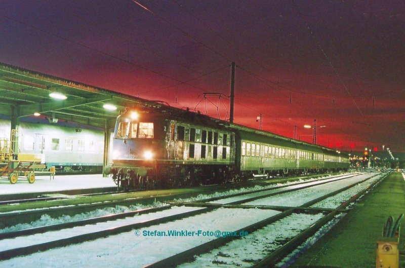 Regensburg Hbf am 14.Februar 1984. 118020 steht mit Eilzug am alten Bahnsteig. Hinten ist das Abendrot und verheisst nichts gutes fr die Baureihe. Links noch ein Gepck-Karren, den es lngst auch nicht mehr gibt.....
Mein persnliches Favoriten-Bild der E18. Aber in der Sammlung sind noch andere....
Ich hoffe es gefllt... Falls der Mast in der Mitte strt, ich hatte meine Eisensge leider nicht dabei.