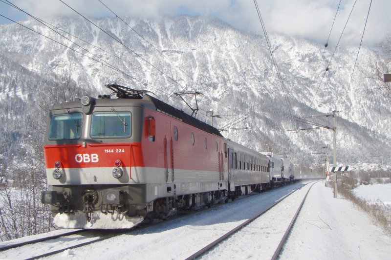 Regensburg-Trento Rola wurde bespannt mit 1144 234.Die fast leere Zug verkehrte am 19.02.2009