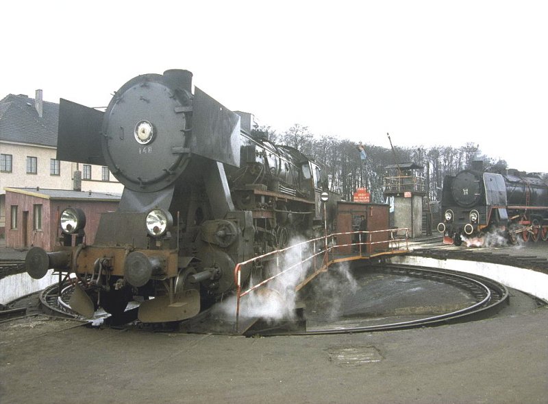 Reger Betrieb im Bahnbetriebswerk Wolsztyn (Wollstein) im Mrz 1991.Heute sind nur noch 2-3 Dampfloks tglich im Planbetrieb.(Archiv P.Walter)