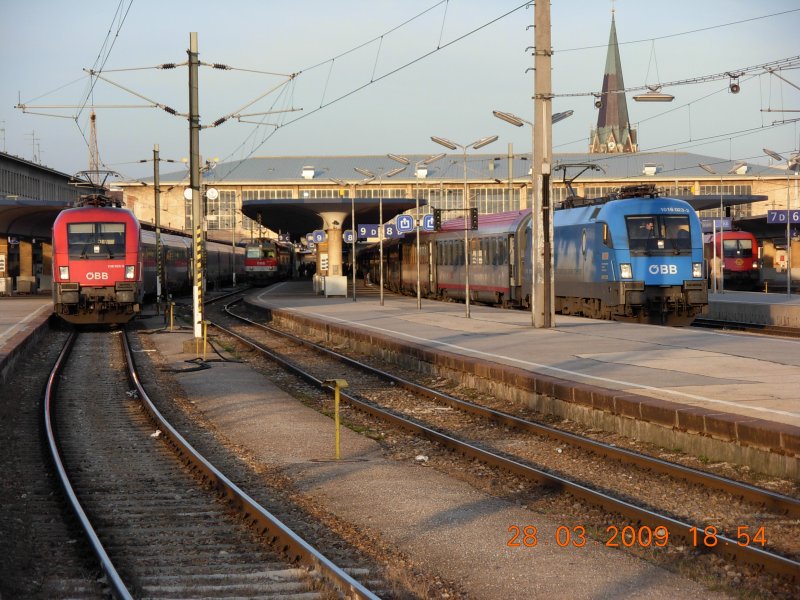 Reger Betrieb herrschte am Nachmittag des 28.3.2009 auf dem Wiener Westbahnhof. Der Zug ganz links und die Kyoto-Lok brachen im Abstand von 4 Minuten Richtung Salzburg auf; zwischen den beiden eine Regionalzug-Garnitur. Ganz rechts ist die Schnauze einer GySEV-Lok zu erkennen, die wenig spter in ihre ungarische Heimat abfuhr.