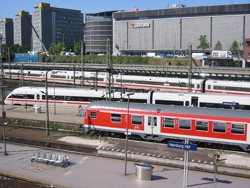 Reger Fern- und Regionalverkehr im Hauptbahnhof Hamburg. Im Bild Gleise und Bahnsteige s�dlich der gro�en Halle. Die Aufnahme stammt vom 12.07.2005