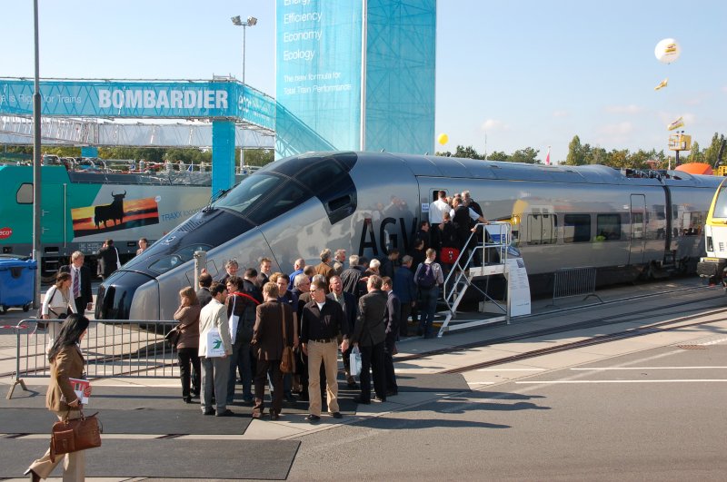 Reges Interesse auf der Innotrans 2008 in Berlin fand der neue AGV als Nachfolger des franz�sischen TGV. Dieser weist ein dem deutschen ICE3 �hnliches Antriebskonzept auf, bei dem nicht mehr die Triebk�pfe, sondern die Zwischenwagen motorisiert wurden. Dies ergibt eine h�here Leistung und eine verbesserte Effizienz.
Foto stammt vom 26.09.2008.