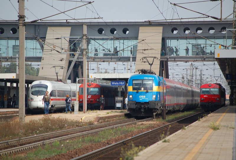 Reges Treiben herrschte am 12.08.2008 gegen13Uhr30
am Welser Hauptbahnhof.Sowohl bei den Fahrgsten als auch
bei den Zgen.Von links nach rechts warten ICE 23;R/Rex 5919;
EC 564 und R3417 auf ihre Weiterfahrt.  