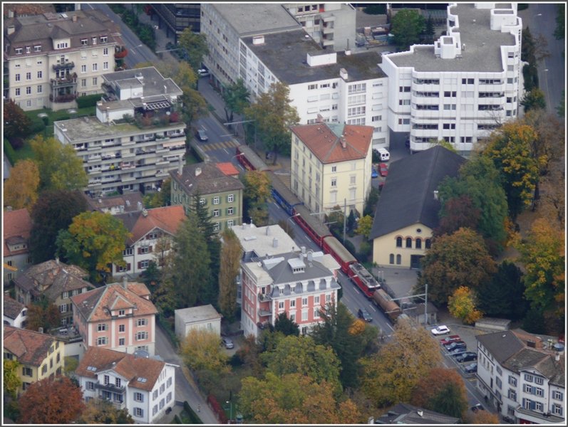 Regio 1424 aus Arosa mit zwei leeren Oelzisternen am Zugschluss fhrt durch die Engadinstrasse Richtung Bahnhof Chur. (16.10.2008)
