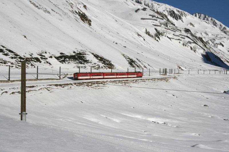 Regio 340 mit HGe 4/4 108 unterwegs zum Oberalppass am 13.1.2007. Kaum erkennbar der Steuerwagen als 2. Wagen hinter der Lok; Er dient als normaler AB. 