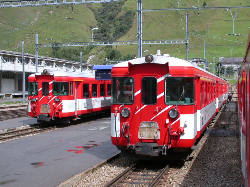 Regio 552 und 554 verkehren als Deh 4/4 Pendel innerhalb von 20 Minuten beide nach Gschenen. (Andermatt 16.08.2006)