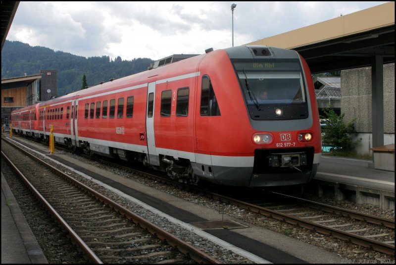 Regio-Bahn nach Ulm bestehend aus 612 577-7, 612 077-8, 612 083-6 und 612 583-5 in Oberstdorf kurz vor der Abfahrt. 30.07.2007