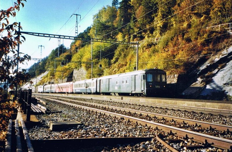 Regio Brig- Goppenstein mit Re 420 bei Hohtenn im Oktober 2006.Hinweis:gescanntes Foto.
