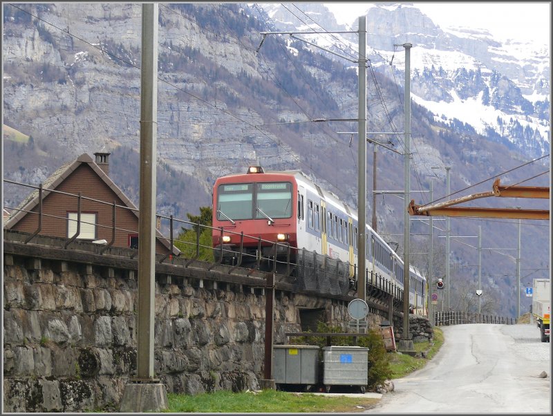 Regio von Chur nach Ziegelbrcke mit RBDe 560 auf dem Einspurstck bei Tiefenwinkel am Walensee. (10.03.2008)