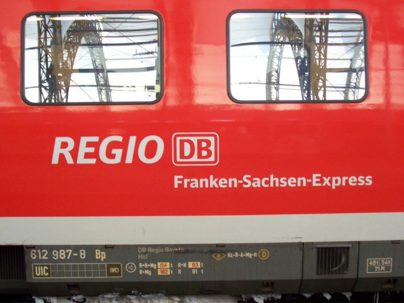 regio db franken - sachsen - express auf einem wagen des 612 das bedeutet fr reisende dresden hauptbahnhof - nrnberg hauptbahnhof.entstanden ist dieses bild am dresdener hauptbahnhof in den scheiben spiegelt sich die stahlkonstruktion des bahnhofs.26.01.2007