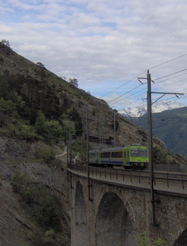 Regio nach Goppenstein auf dem Luogelkinviadukt bei Hohtenn im Sommer 2004.