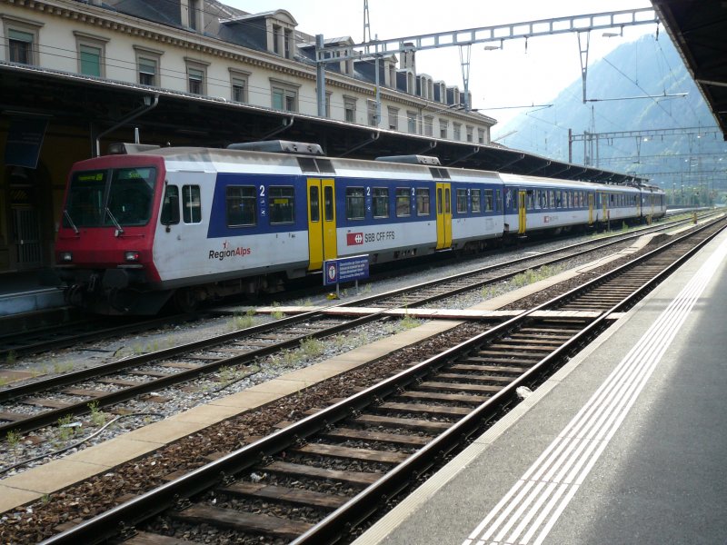 Regio nach Sion steht am 13.8.2007 in Brig auf Gleis 1