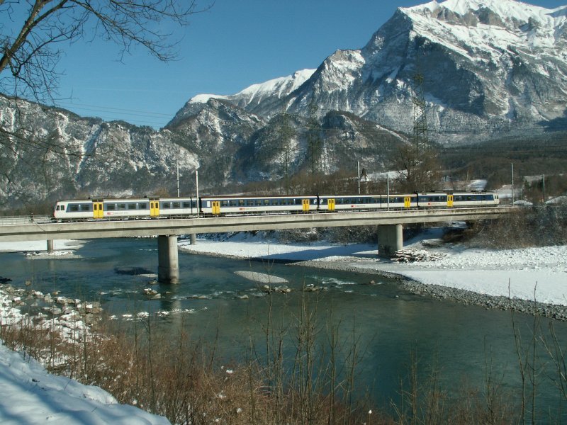 Regio Pendelzug Chur-Ziegelbrcke am 28.01.07 auf der Rheinbrcke bei Bad Ragaz