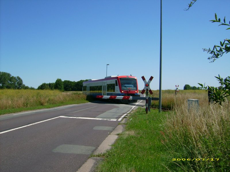 Regio Shuttle RSI der PEG (Prignitzer Eisenbahn)an der 
Schranke zu Metzelthin am 17.07.2006