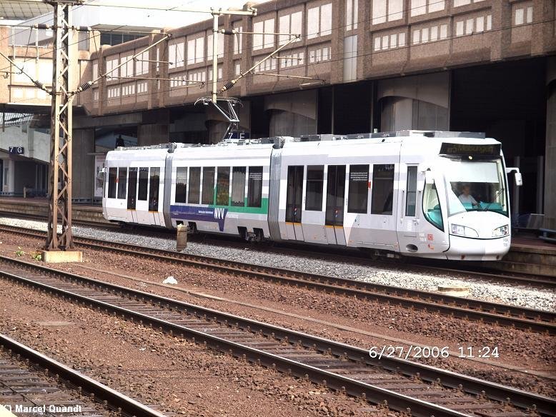 Regio Tram h�lt in Kassel Wilhelmsh�he.