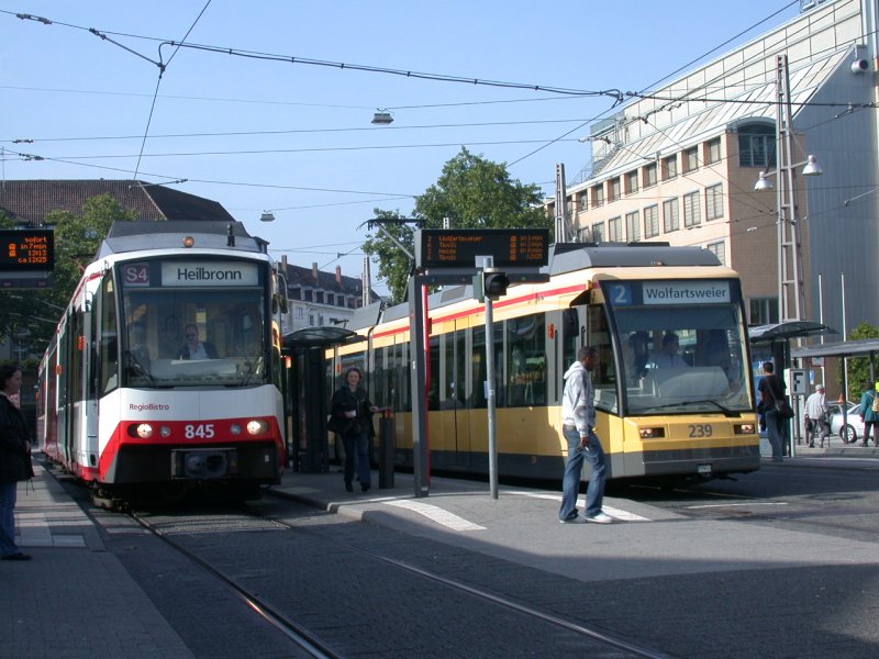 RegioBistro 845 und Niederflurtram 239 am Karlsruher Hbf (12.10.2006)