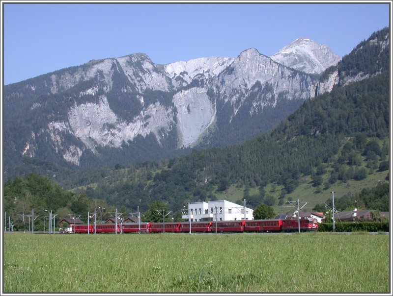 RegioExpress aus Disentis zwischen Ems Werk und Domat/Ems. (20.05.2007)