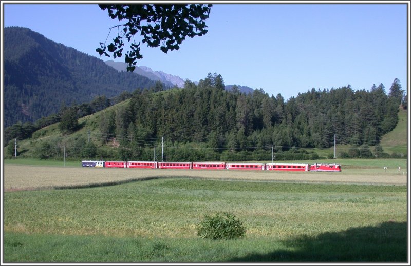 RegioExpress aus St.Moritz bei Bonaduz auf der Fahrt nach Chur. Am Schluss der Stiva Retica Wagen von Calanda Bru. (20.06.2007)