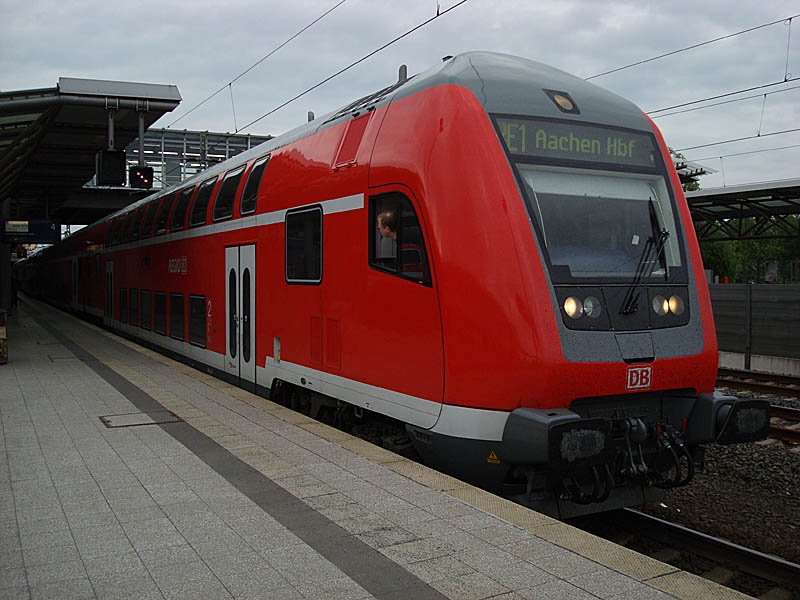 Regioexpress in Dsseldorf Flughafen kurz vor der Weiterfahrt Richtung Aachen, 14. Mai 2009 19:32