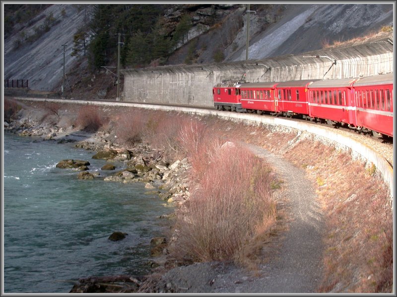 RegioExpress nach Disentis passiert bei Trin die Steinschlag-Schutzmauer.(13.02.2007)