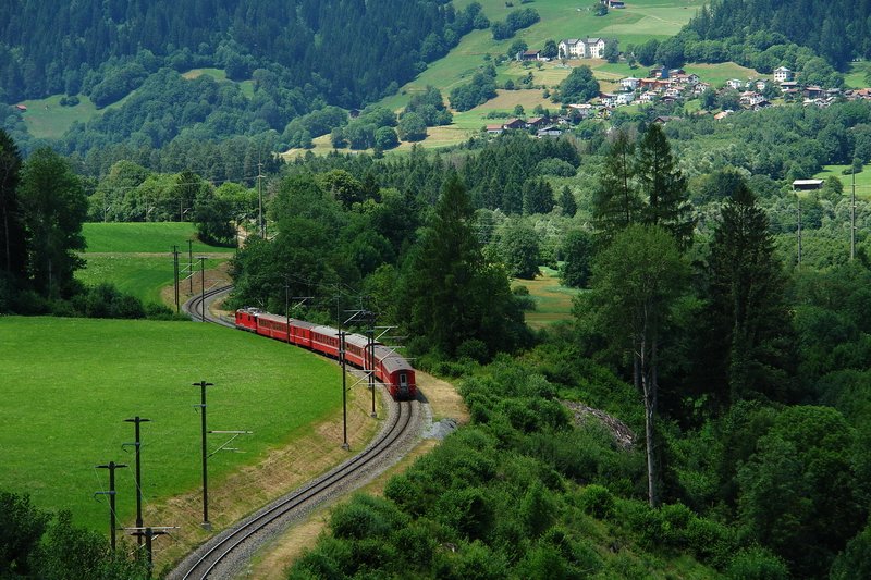 RegioExpress - Nun hat der Regionalzug die Rheinschlucht hinter sich gelassen und der Blick geht wieder weit ins Land. Nach einer Minute ist der Zug wieder verschwunden und fnf Bilder, von der Strasse aus aufgenommen, im Kasten. 01.07.2008