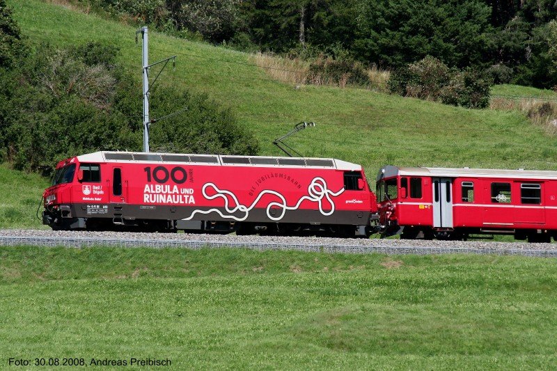 Regional-Express 1144 von St. Moritz nach Chur mit Ge 4/4 III 642  Breil/Brigels , und direkt dahinter eine berfhrung des Steuerwagens BDt 1722, fotografiert am 30.08.2008 bei Surava.