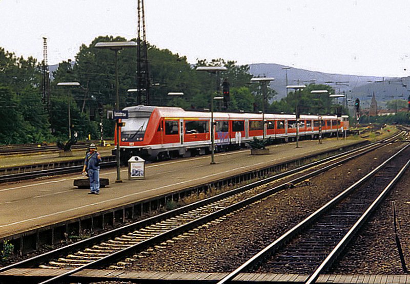 Regional Express (Nrnberg)Wrzburg-Frankfurt/Main bei der Ausfahrt aus Gemnden. Gezogen wurde der Modus-Zug von einer noch in den S-Bahn Farben lackierten Lok der Reihe 111. Hier im Mai 2000.
