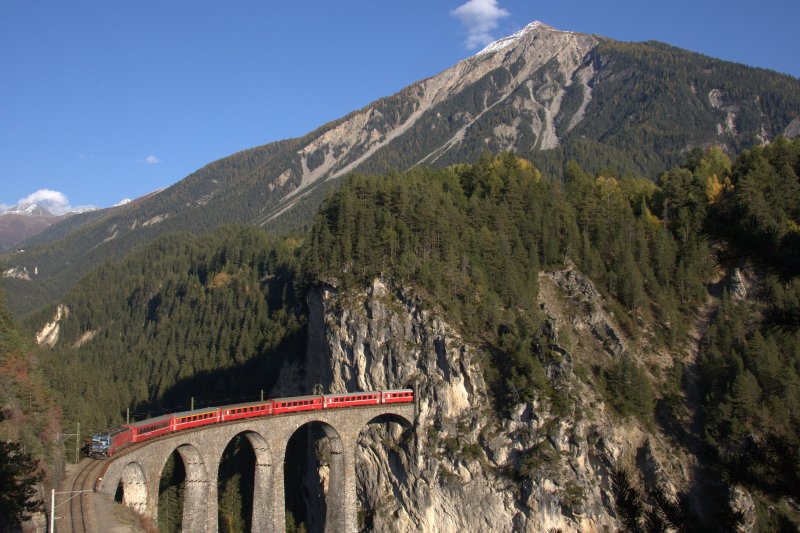 Regional-Express RE 1156 mit Ge 4/4 III 651  Fideris   Glacier on tour  auf dem Landwasser-Viadukt, fotografiert am 10.10.2008 vom Aussichtspunkt auf dem 26m kurzen Zalaint-Tunnel.