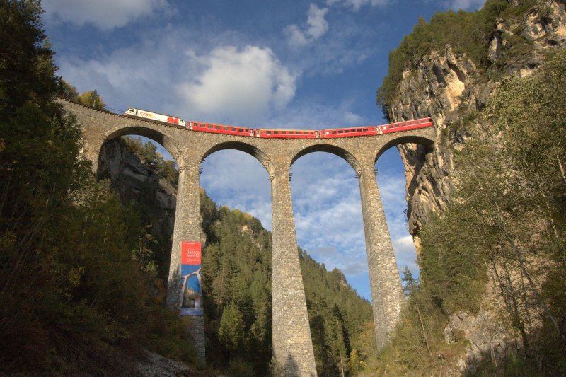 Regional-Express RE 1156 von St. Moritz nach Chur gezogen von Ge 4/4 III 641  Maienfeld  mit Werbung fr  coop  am 8.10.2008 auf dem Landwasserviadukt bei Filisur.