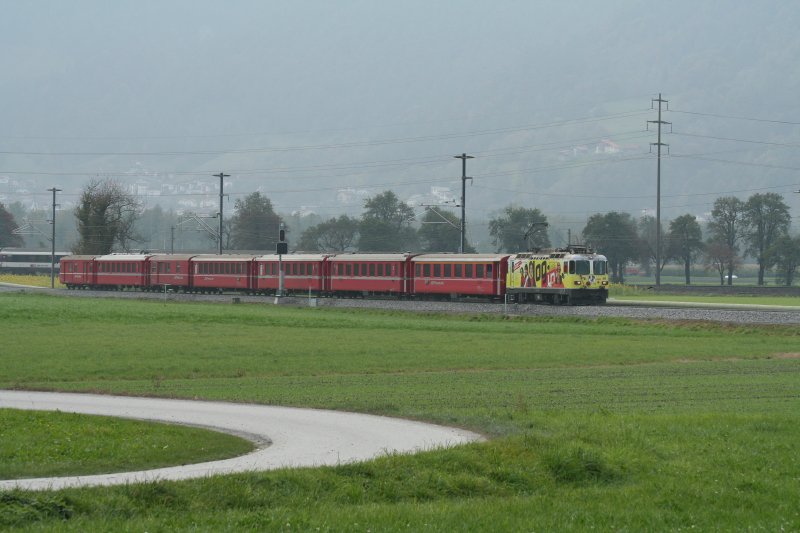 Regional-Express RE1249 von Disentis/Mustr ber Landquart nach Scuol-Tarasp am 10. Oktober 2007 zwischen Zizers und Igis mit neuer Werbelok Ge 4/4 II 611  Landquart .