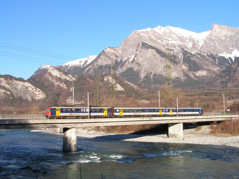 Regional Pendel RBe540 Chur-Ziegelbrcke-Chur,auf der Rheinbrcke bei Bad Ragaz am 10.01.05