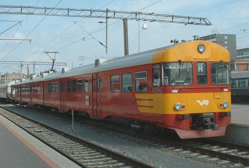 Regional-Triebzug Sm2 6294 am 06.09.2002 im Bahnhof Tampere.