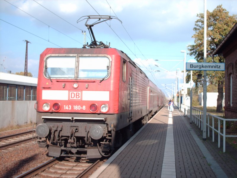 RegionalBahn 26941 hlt Ausfahrt vom Burgkemnitzer Bahnhof. Hier die E-Lok der Baureihe 143 180-8 schiebt die Garnituren bis Wittenberg.