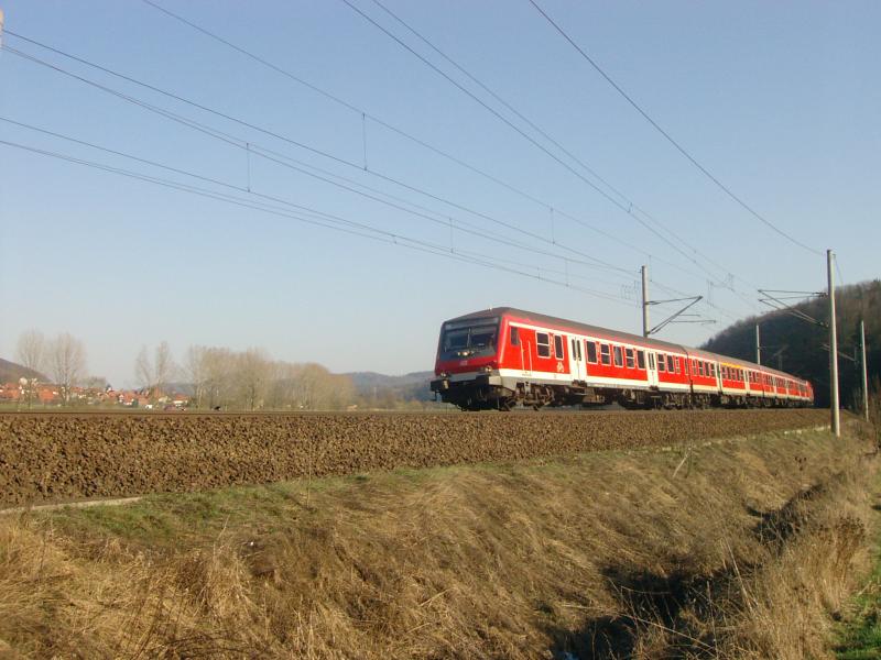 RegionalBahn am 02.04.05 bei Eisenach auf dem Weg von Eisenach nach Bebra geschoben von einer BR 143.
(Steuerwagen: Halberst�dter, Bauart Bybdzf)
