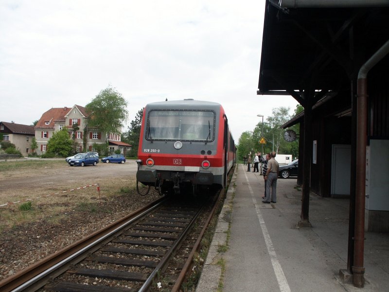 Regionalbahn am Haltepunkt Burgkirchen an der Alz