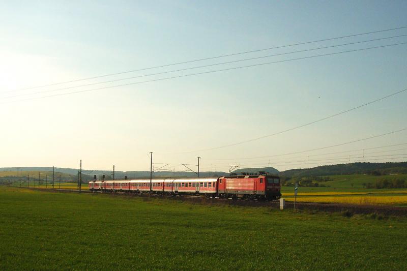 RegionalBahn auf dem Weg von Bebra nach Eisenach, gezogen von 143-558 bei Herleshausen. (01.05.2005)