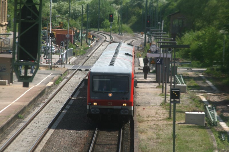 Regionalbahn aus Eppingen hlt im Bahnhof Steinsfurt. Im Hintergrund sieht man die Streckenteilung. Links fhrt die KBS 706 nach Heilbronn, rechts geht es weiter nach Eppingen (KBS 714). Bild aufgenommen am 4.5.09.
