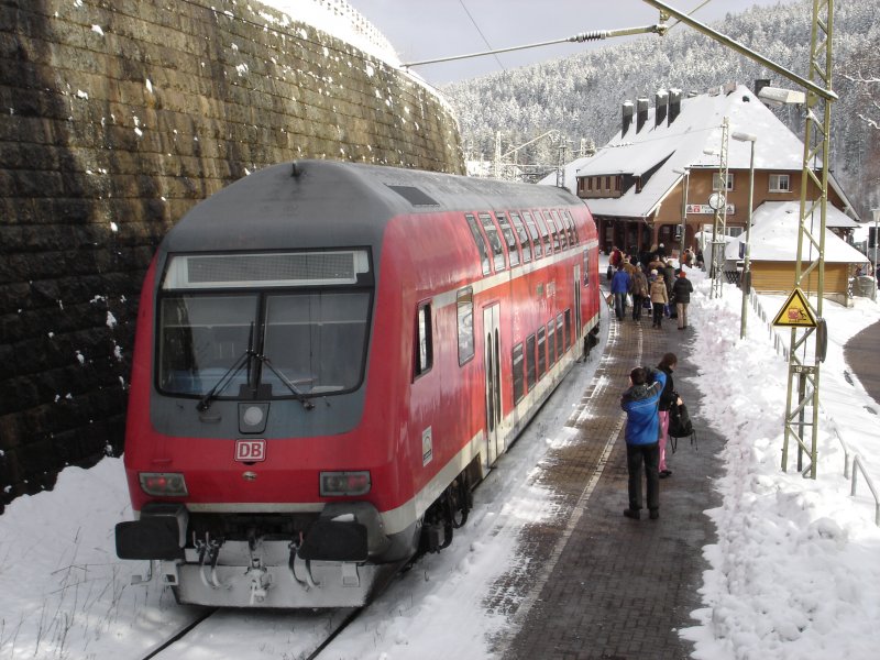 Regionalbahn aus Freiburg am 22. Mrz 2008 im verschneiten Bahnhof Seebrugg (Drei-Seen-Bahn), bestehend aus drei Doppelstockwagen und der BR 143-331. Rckfahrt nach Freiburg HBF um 17.39 Uhr.