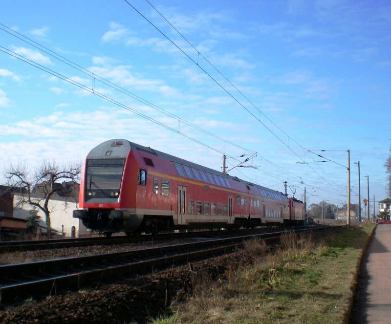 RegionalBahn aus Nordhausen nach Eilenburg ber Halle (S) Hbf, hier kurz hinter dem Bahnhof Wallhausen, 9.02.2008