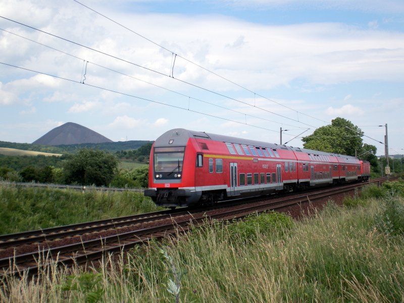 RegionalBahn Eilenburg-Nordhausen hat gerade Sangerhausen verlassen. Im Hintergrund ist die Abraumhalde des Kupferbergbaus zu sehen. 19.06.2008 