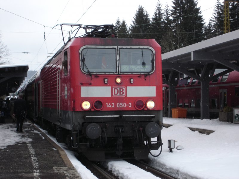 Regionalbahn von Freiburg HBF nach Neustadt/Schwarzwald am 27.03.2008 um 16.16 Uhr im Bahnhof Hinterzarten.