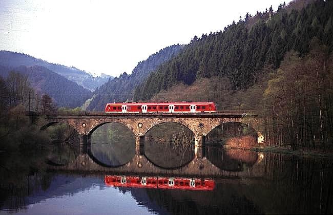 Regionalbahn von Hagen nach Siegen auf der Lennebrcke in tterlingsen 