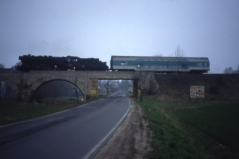 Regionalbahn Ilmenau - Grobreitenbach, bei Gehren.
Die Brcke war Ursache der Streckenstilllegung im Mai 1997.(05/97)