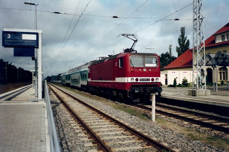 Regionalbahn in die Kreisstadt Bergen/Rgen im Oktober 1999 in Binz mit 143 654 als Schublok.